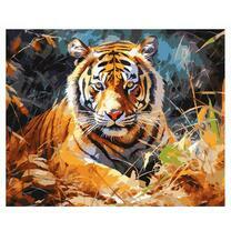 Тигр отдыхает в сухой траве